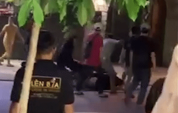 Nhan vien 2 quan nhau o TP.HCM lao vao au da hinh anh