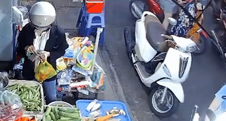 Dung xe mua rau, nguoi phu nu bi trom balo chua laptop va dien thoai hinh anh