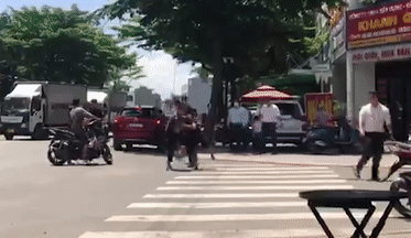 Tai xe bi duoi danh, xit hoi cay o Thu Duc hinh anh