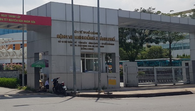 Benh vien Nhi dong thanh pho len tieng vu be trai bi nem tu tang 5 hinh anh
