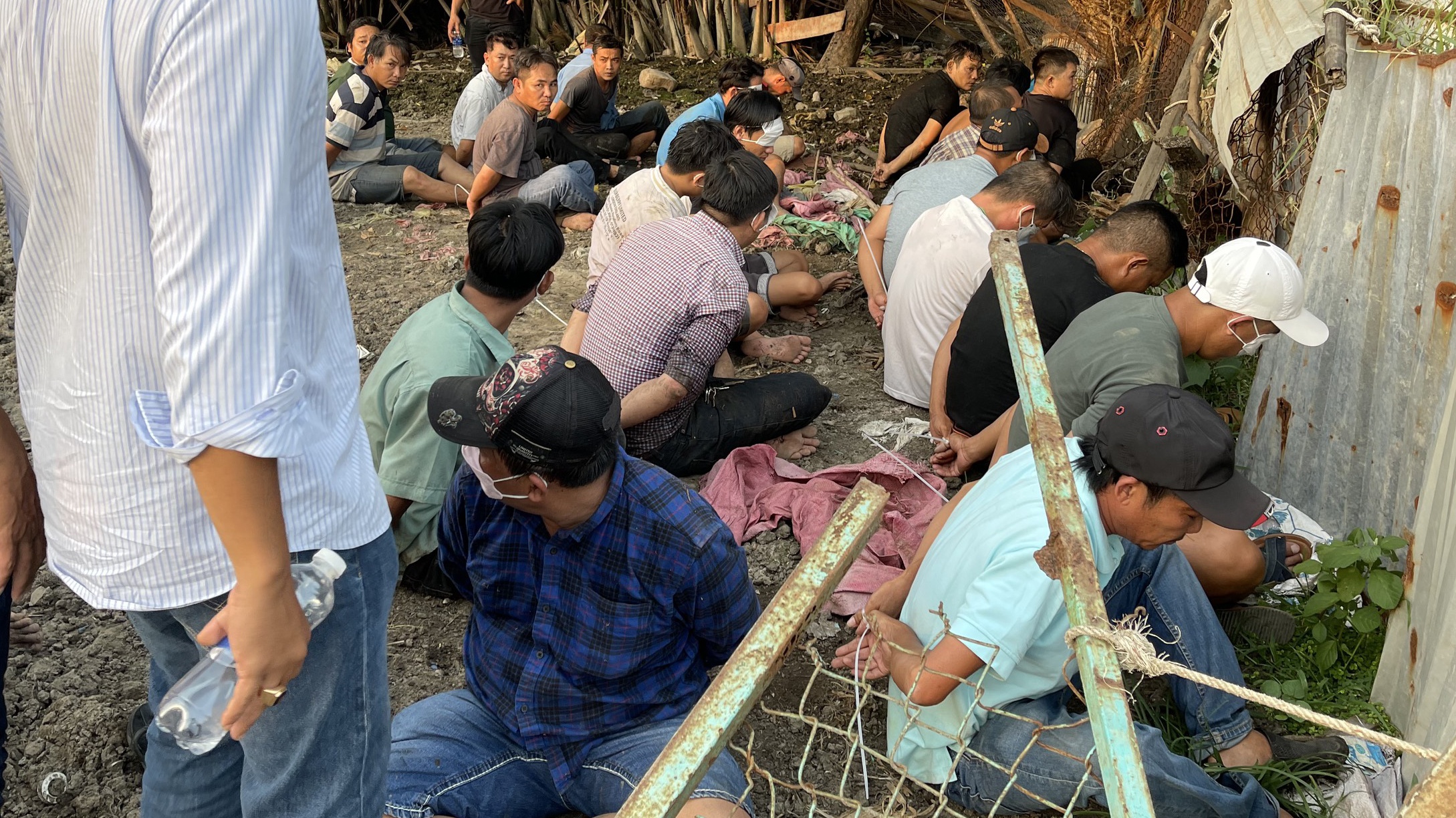 Con bac nhay xuong kenh khi canh sat ap vao soi ga hinh anh