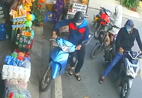 Vo mua nuoc suoi de trom xe may o TP.HCM hinh anh