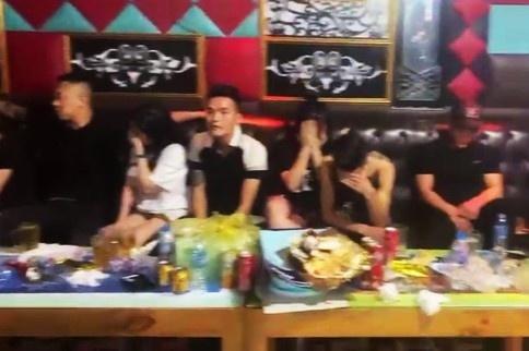 To chuc cuoc vui cho hang chuc dan choi trong quan karaoke hinh anh