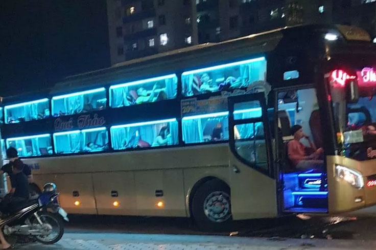 Tai xe xe khach bi 2 thanh nien dam guc tren quoc lo hinh anh