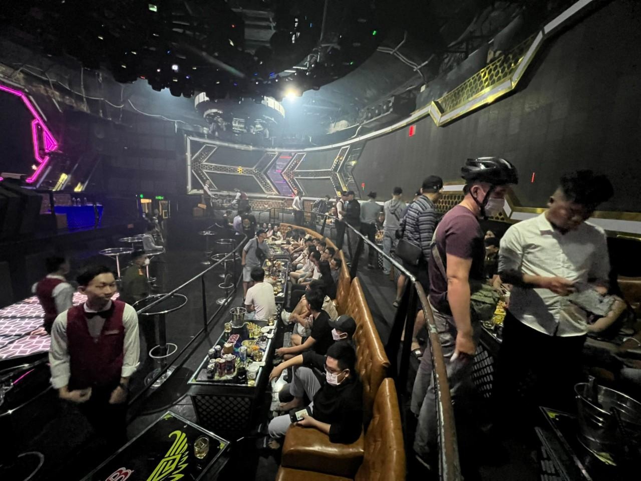 Canh sat dot kich quan bar, phat hien 32 nguoi duong tinh ma tuy hinh anh