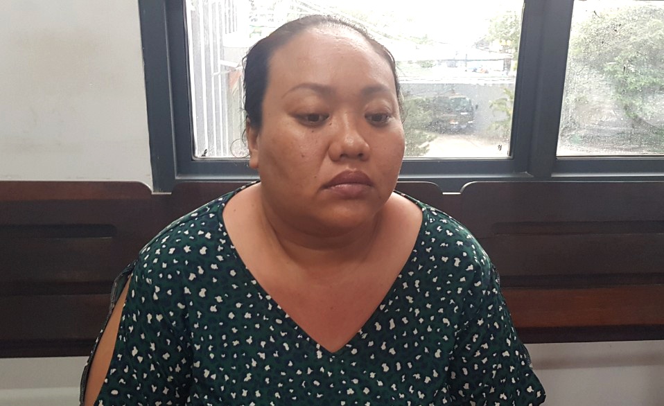 Nu sinh 14 tuoi gom laptop va dien thoai dua cho ke lua dao hinh anh