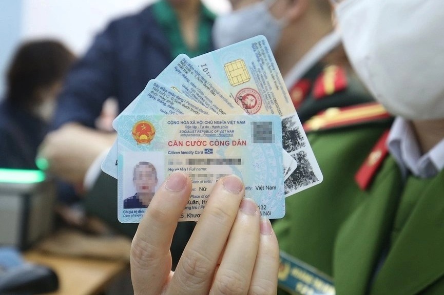 Dinh chi cong tac dai uy cong an o TP.HCM nhan lam nhanh CCCD hinh anh