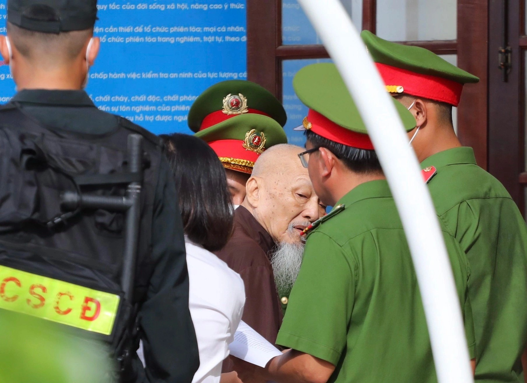 An ninh that chat tai phien toa xet xu ong Le Tung Van va dong pham hinh anh