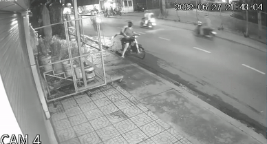 Be gai 10 tuoi duoi theo 2 ke giat dien thoai o TP.HCM hinh anh