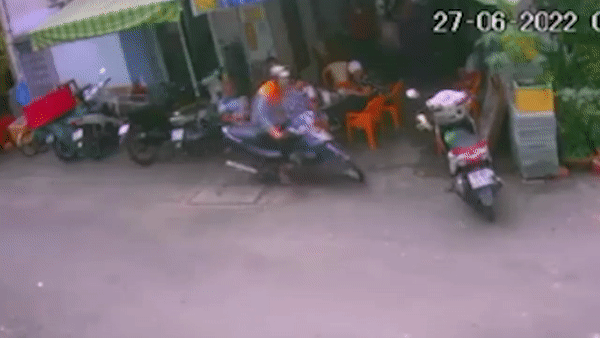 Nguoi phu nu duoi theo ke giat day chuyen o TP.HCM hinh anh