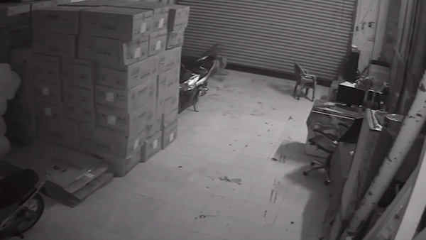 Trom chui qua khe cua cuon de chay tron chu nha hinh anh