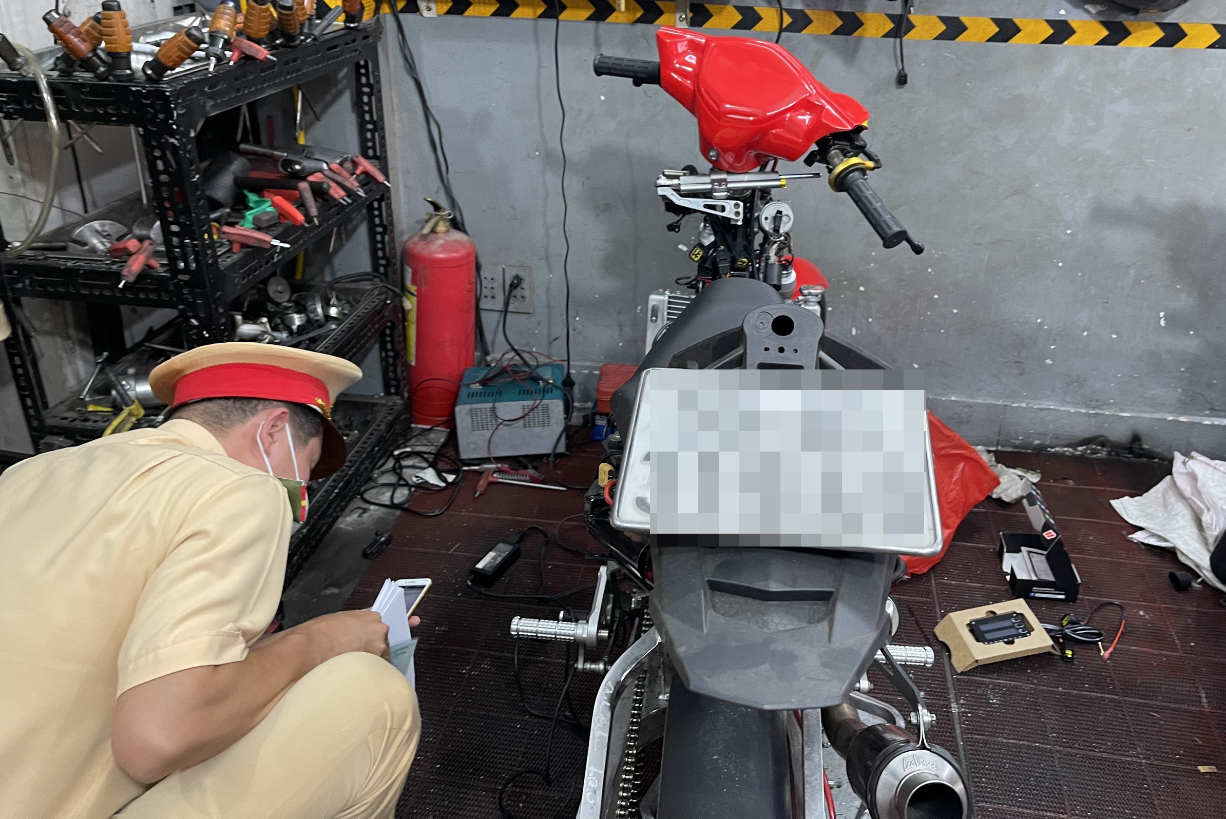 Cong an TP.HCM dot kich nhieu lo do xe hinh anh