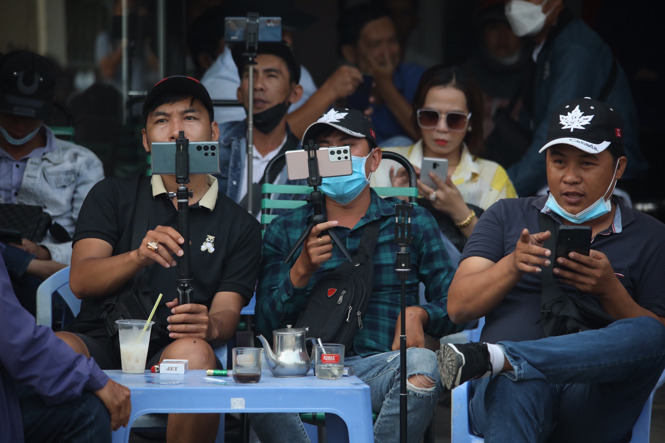 Hang chuc YouTuber den livestream phien xu Tinh That Bong Lai hinh anh