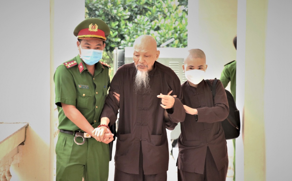 Ong Le Tung Van duoc diu den toa an hinh anh