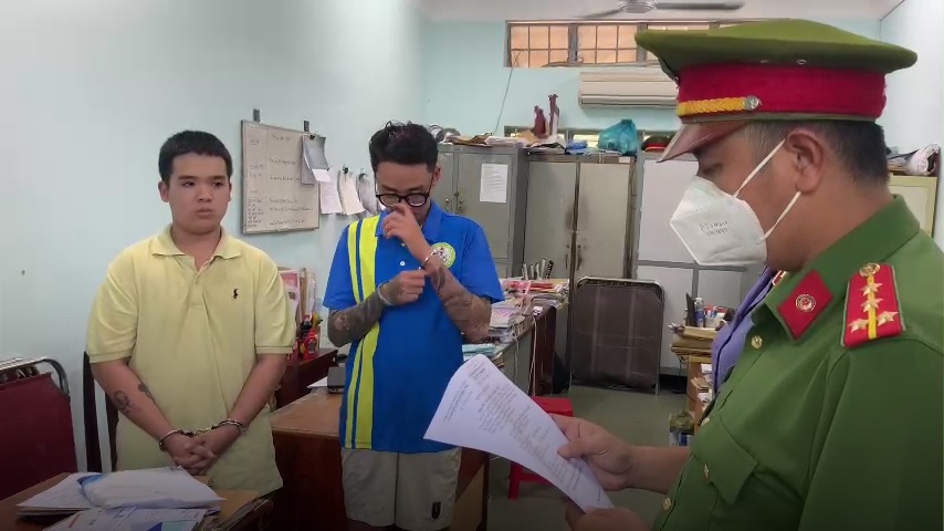 Ke 3 lan tat son nha dan bat khoc khi canh sat doc lenh bat hinh anh