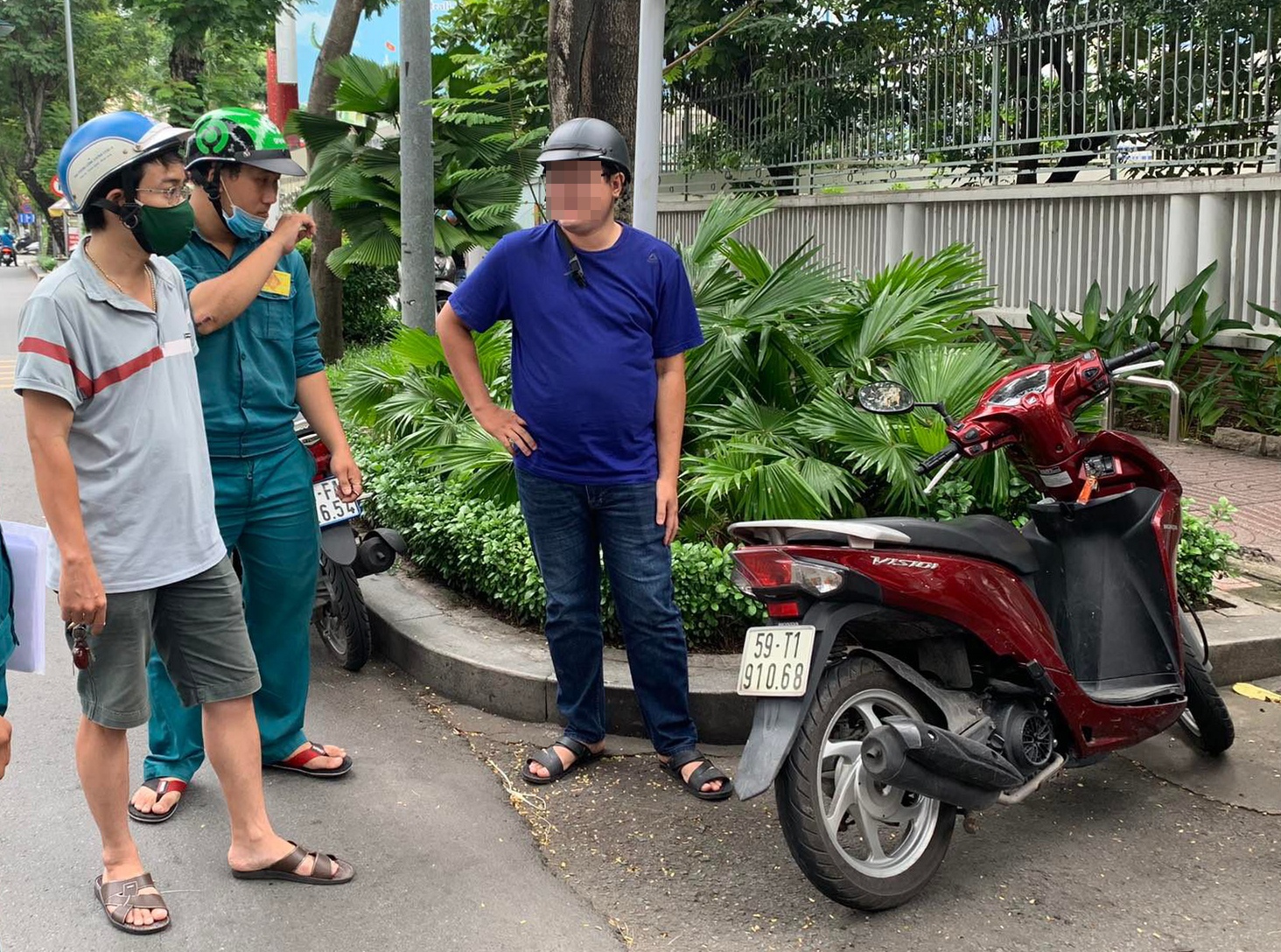 Bi giat day chuyen, tai xe o TP.HCM tong thang vao xe ten cuop hinh anh