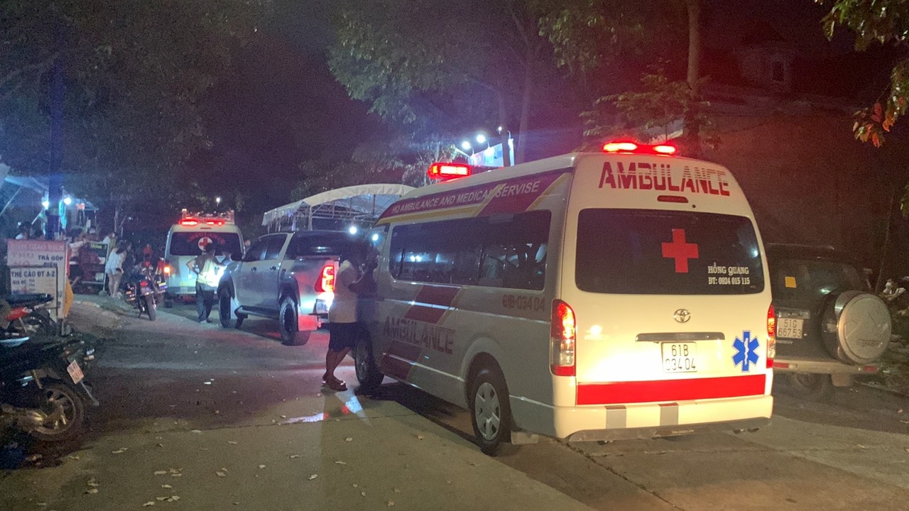 Hang xe cuu thuong cho thi the cac nan nhan ve nha hinh anh