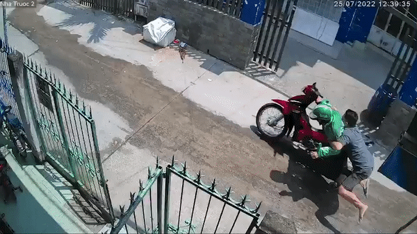 Nguoi dan vay bat ke trom xe may o TP.HCM hinh anh