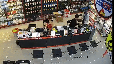 Cuop tan cong 2 nhan vien cua hang dien thoai o TP.HCM hinh anh