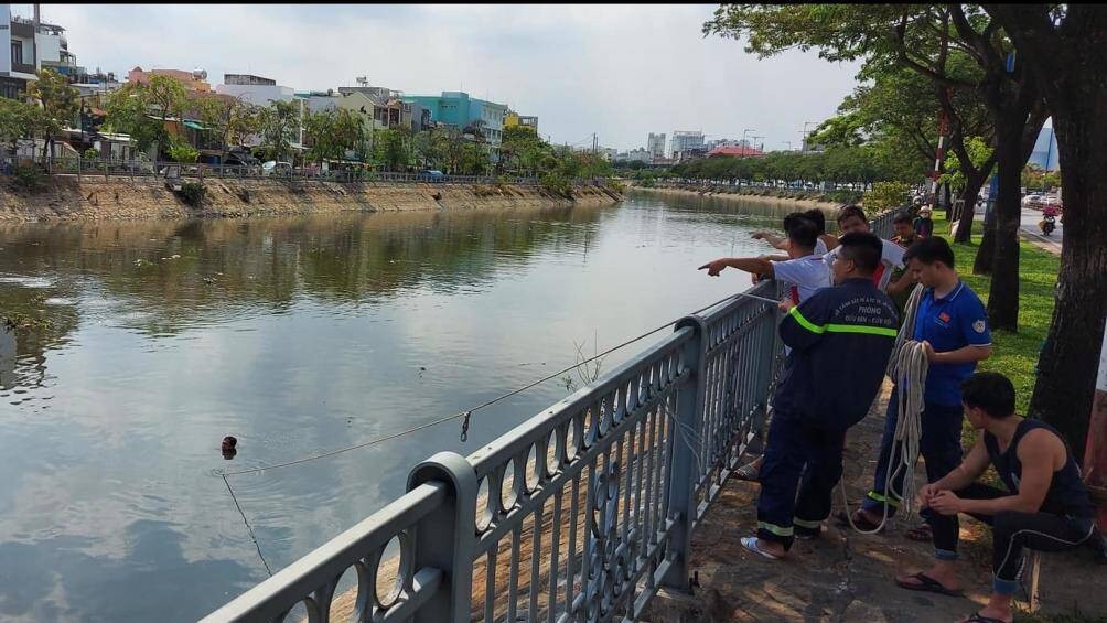 Nghi can vu cuop chet duoi khi nhay kenh o TP.HCM hinh anh