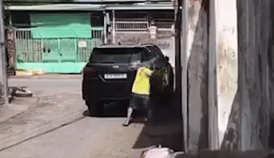 Nguoi dan ong dap pha oto 'dau chuong mat' o TP Thu Duc hinh anh