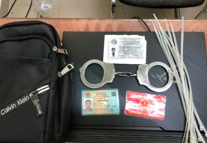 Hai thanh nien dung the hiep si gia hinh anh