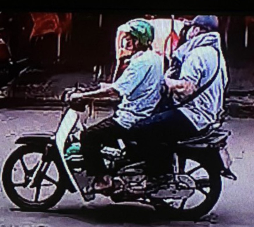 Nam thanh nien bi lua xe may anh 2