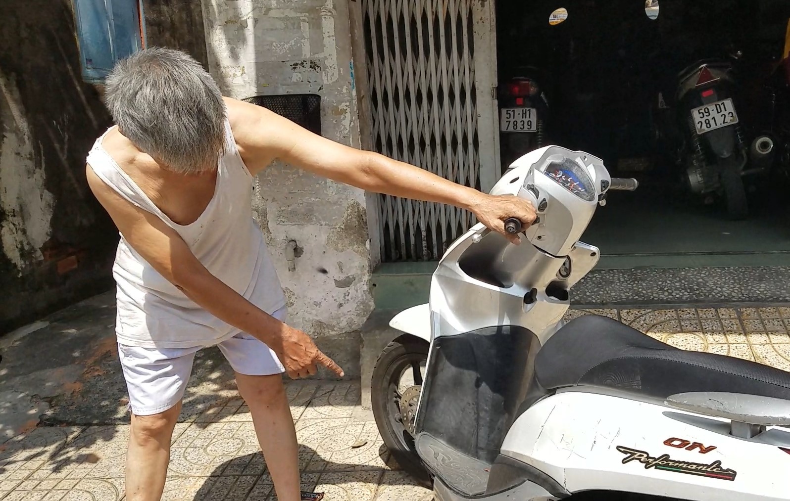 Nhóm người xông vào nhà dân đuổi chém ảnh 1 Nhom nguoi xong vao nha dan duoi chem anh 1