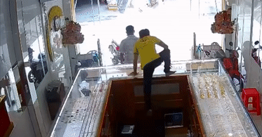 Nhan vien tiem vang duoi bat nghi can giat day chuyen hinh anh