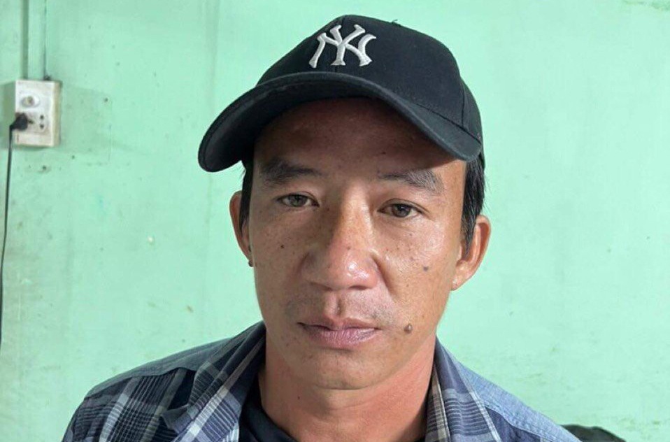 Bat nghi pham giat iPhone 13 cua nu du khach nuoc ngoai hinh anh