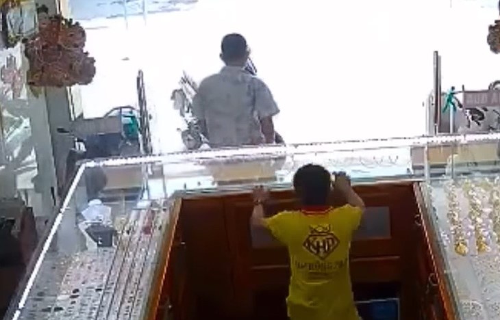 Cướp giật dây chuyền trong tiệm vàng ở TP.HCM ảnh 1 Cuop giat day chuyen trong tiem vang o TP.HCM anh 1