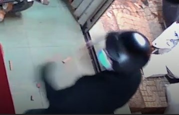 Thieu nien 14 tuoi cam dau nhom nguoi xong vao nha dan duoi chem hinh anh