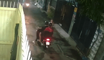 Hai thanh nien giat dien thoai cua be trai trong hem o TP.HCM hinh anh