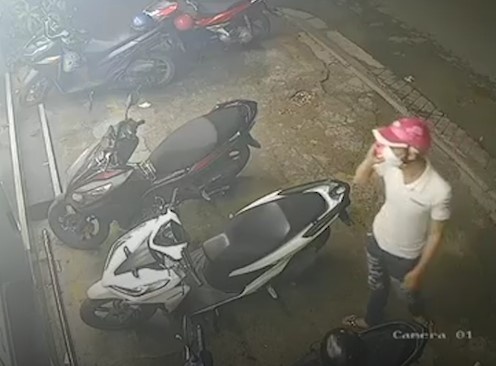 Gia vo nghe dien thoai roi dat trom xe may o TP.HCM hinh anh
