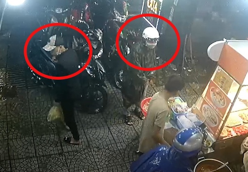 Hai thanh nien phoi hop trom xe dap dien o TP.HCM hinh anh