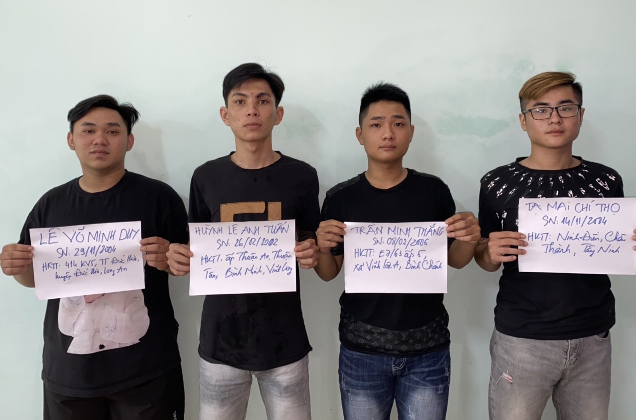 Bat khan cap nhom nguoi gay roi truoc quan bar o TP.HCM hinh anh