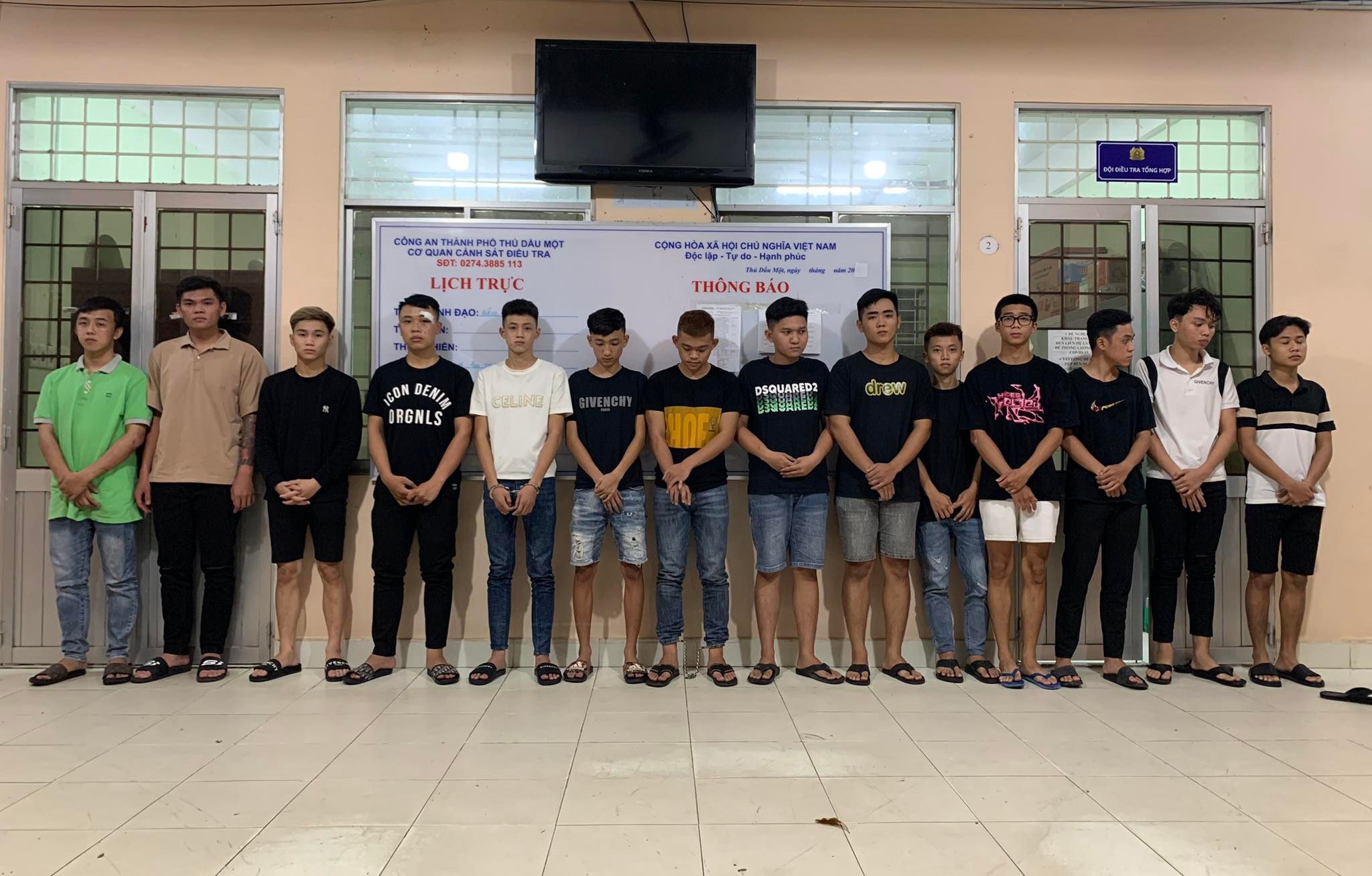 bat 2 nhom hon chien anh 1