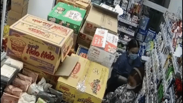 Hai nguoi phu nu nhet trom 20 chai dau goi vao quan hinh anh