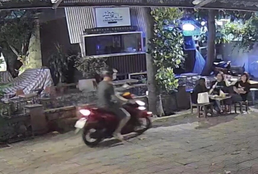 Bat ke nghien ma tuy chay xe may vao quan ca phe giat iPhone 13 hinh anh