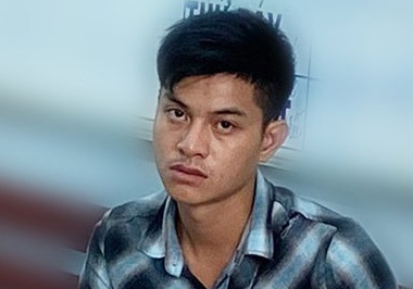 Hai co gai nga xuong duong khi bi giat iPhone 13 Pro Max hinh anh