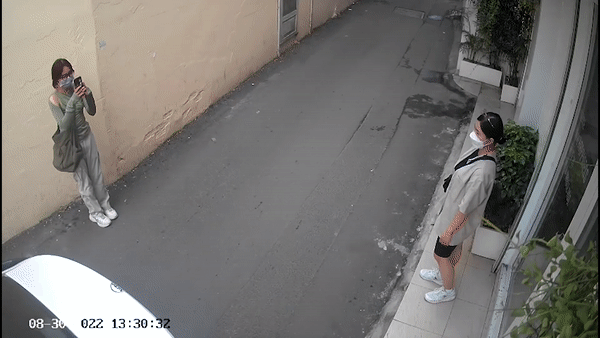 Bon co gai duoi theo ke giat iPhone o TP.HCM hinh anh