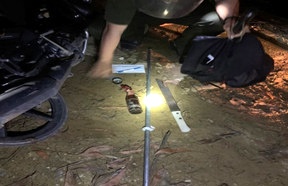 Ngan chan 2 nhom thieu nien hon chien bang hung khi va bom xang hinh anh