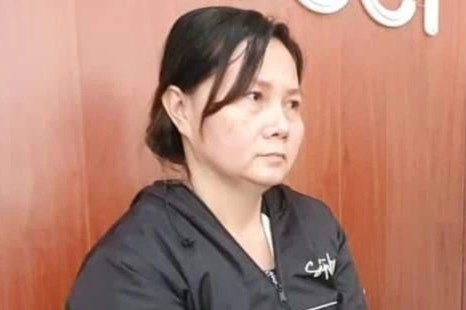 Nu quai lua dao mang theo boc tien am phu hinh anh