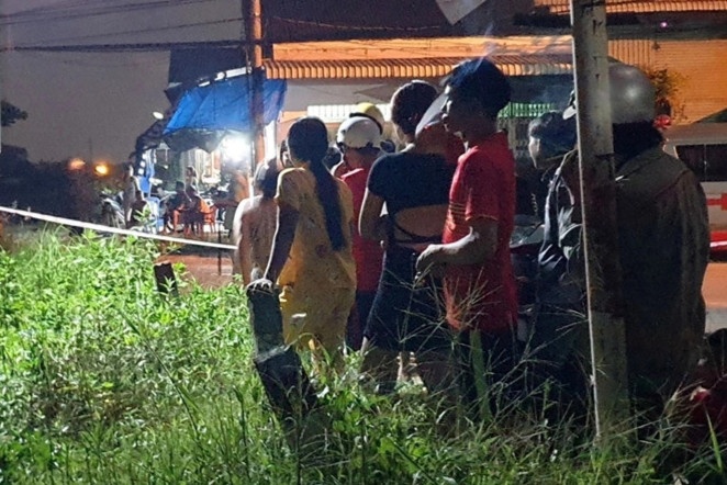 Nhom thanh nien ta hoa khi phat hien ban guc chet duoi cong nuoc hinh anh