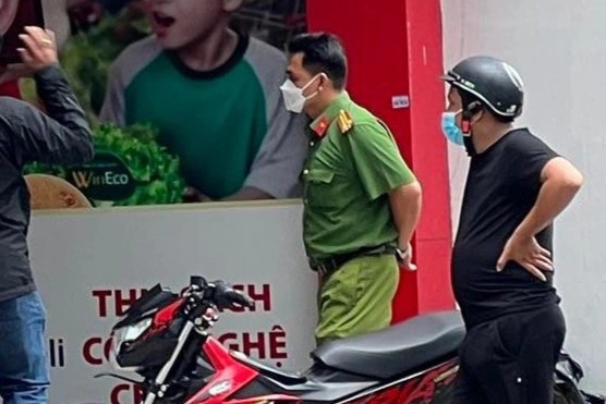 Nghi pham cuop cua hang tien loi o TP.HCM sa luoi hinh anh