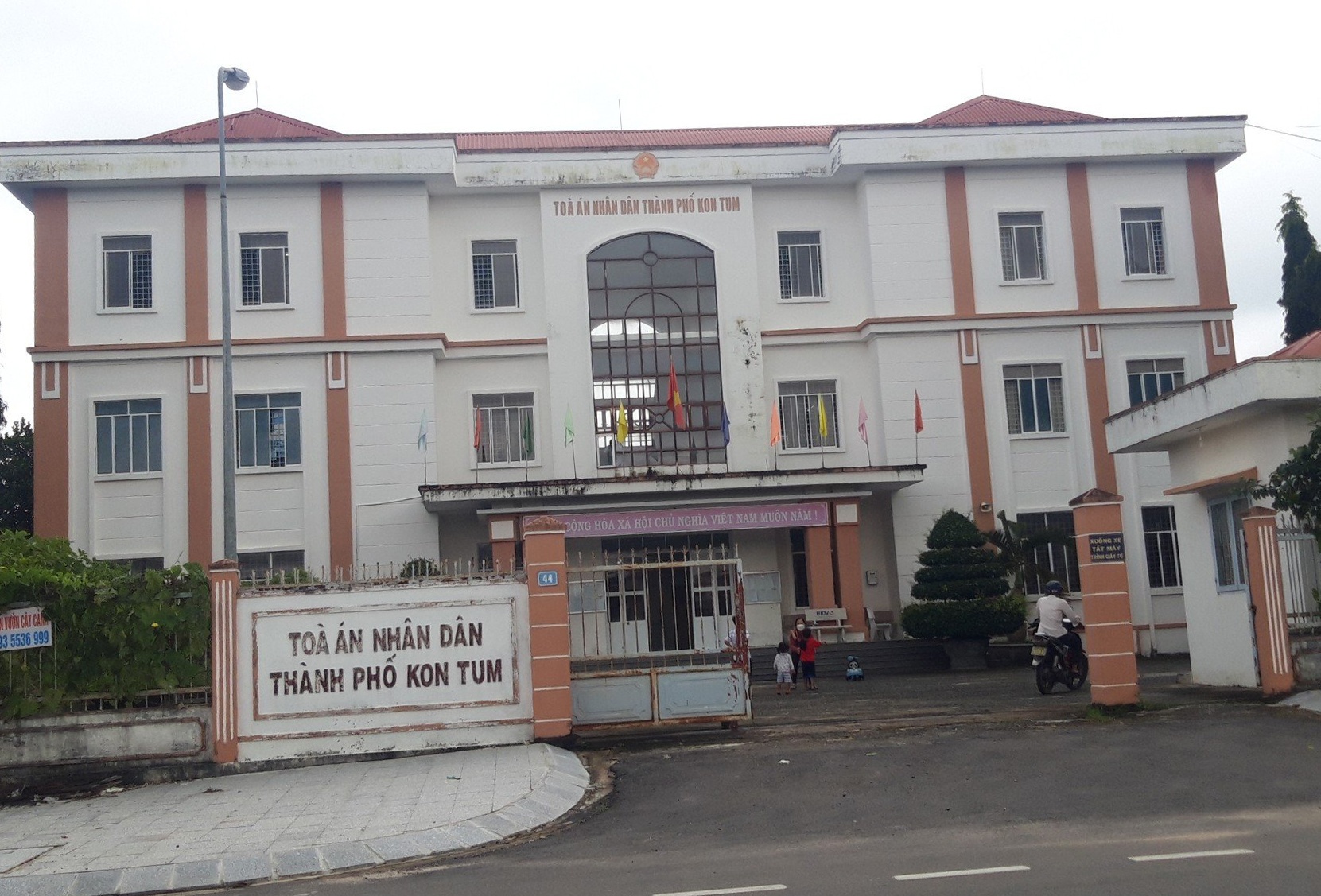 Buoc thoi viec tham phan nhan hoi lo 20 trieu dong hinh anh