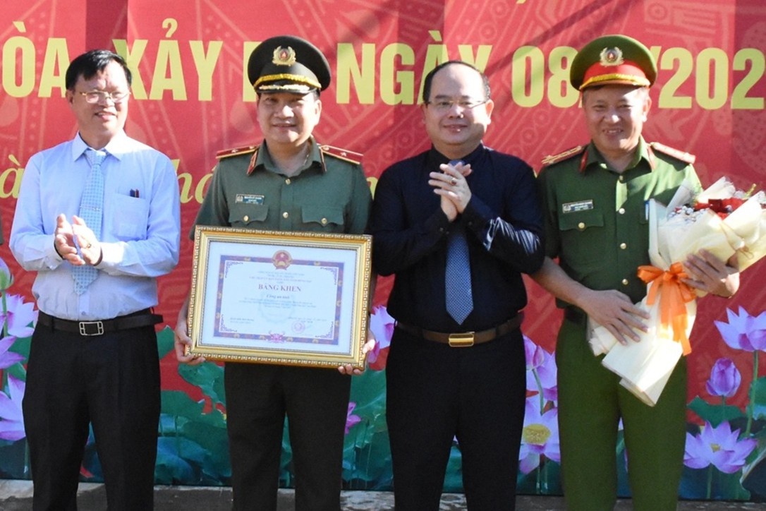 Khen thuong ban chuyen an pha vu cuop ngan hang o Dong Nai hinh anh