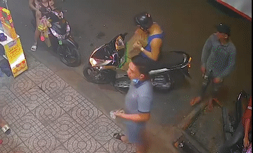 Cho mua sua cho con, nguoi dan ong o TP.HCM bi giat day chuyen hinh anh