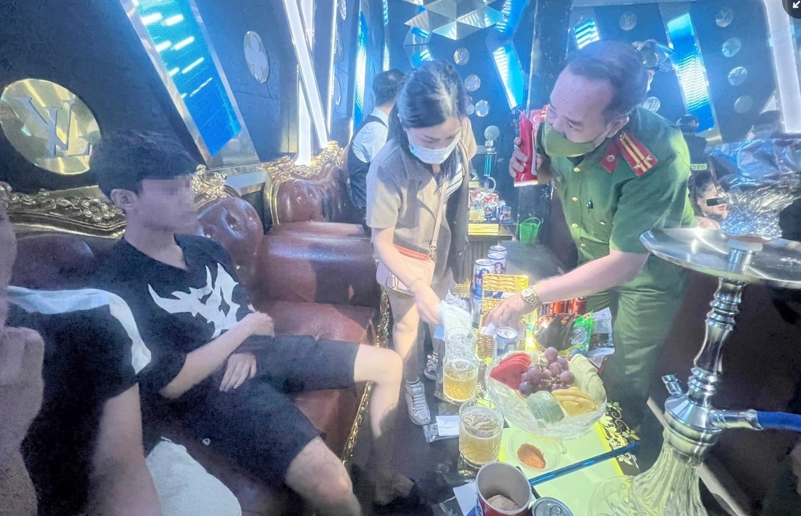 Vu 52 nguoi duong tinh ma tuy: Tam giu chu quan bar LV Club hinh anh