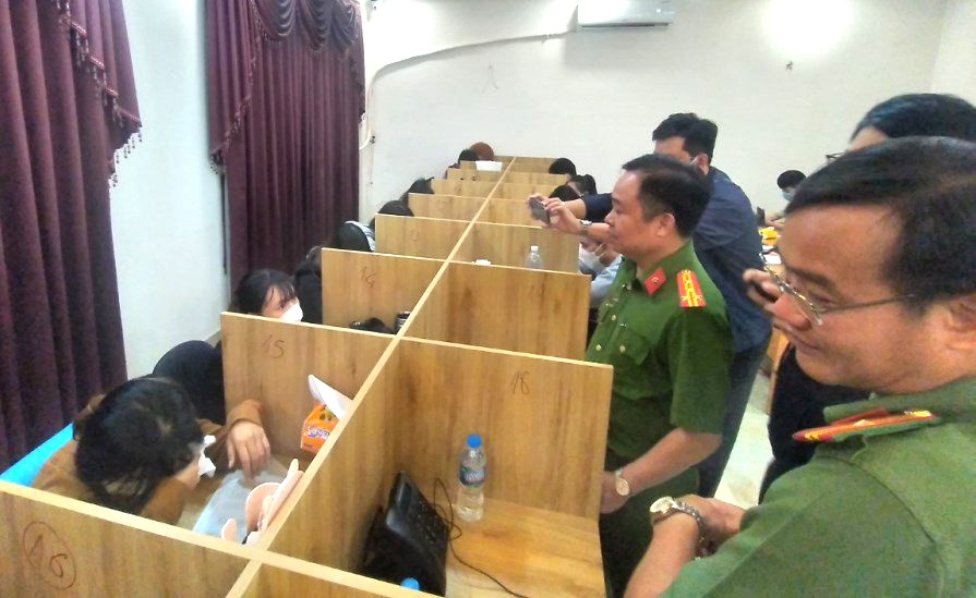 Ben trong tru so 'tap doan' lua dao hang nghin nguoi hinh anh